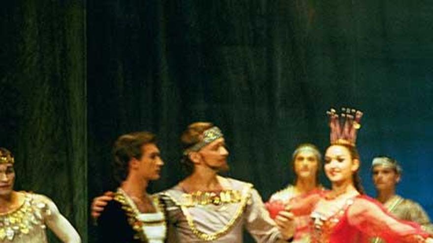 Bailarines del Ballet de Kiev en Gijón, en 2009, durante una actuación.