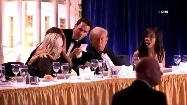 Así fue el momento en el que informan a Trump del tiroteo