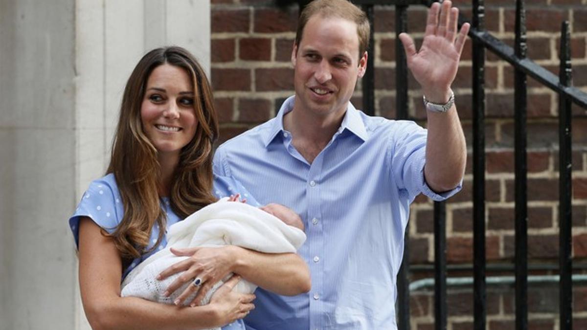 Guillermo y Catalina, con el príncipe Jorge recién nacido en brazos, el 23 de julio del 2013, a la salida del hospital, en Londres.