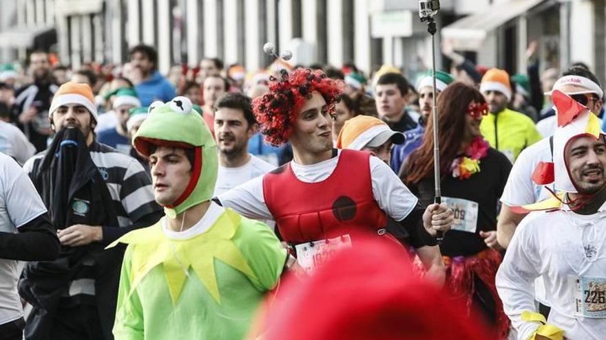 Algunos de los participantes en una edición anterior de San Silvestre.