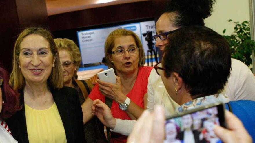 Ana Pastor, rodeada de paisanas, en su visita a Zamora en mayo de 2015.