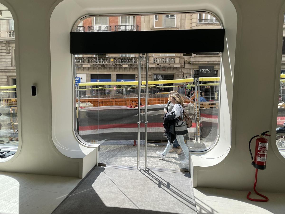 Acera de la calle Muntaner afectada por las obras de la L8, vista desde el 'showroom' de bulthaup Barcelona