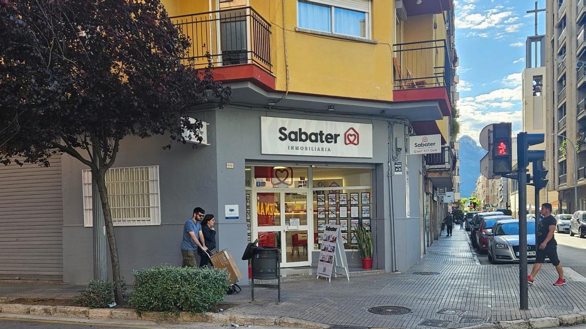 Una inmobiliaria situada en el centro de Gandia, en una imagen reciente.