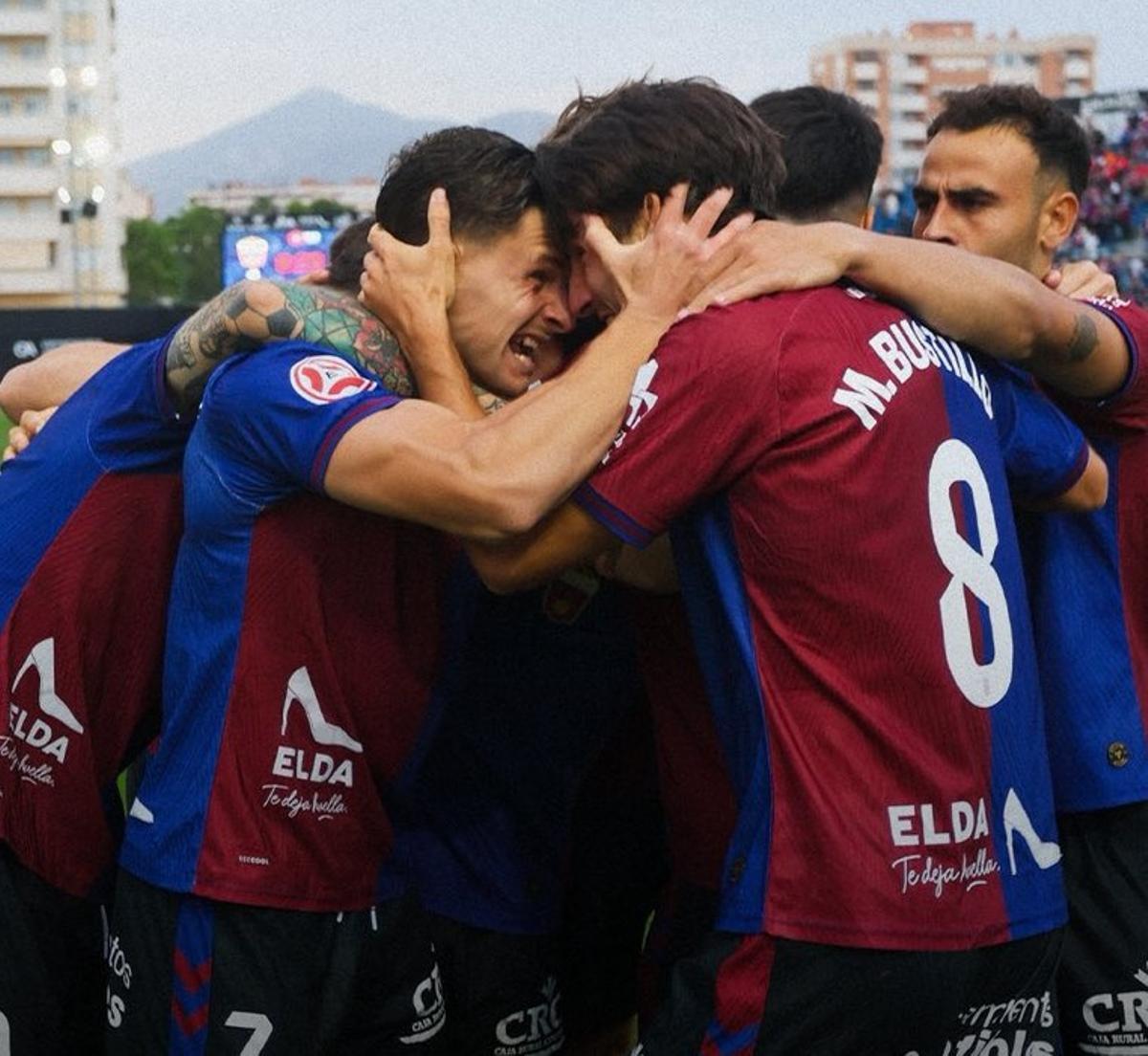 Los jugadores del Eldense celebran uno de los goles de Bustillo