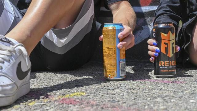 Rund 47 Prozent der Jugendlichen konsumieren laut einer Studie regelmäßig Energydrinks. Die Dunkelziffer könnte weitaus höher sein. | FOTO: JORDI COTRINA