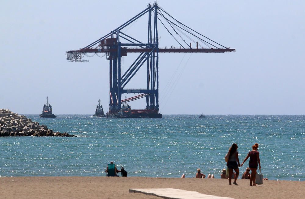 Las grúas del puerto de Málaga, camino de Valencia