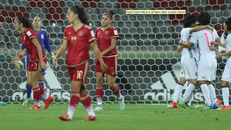 Paula Fernández (número 10) es lamenta del primer gol de Takahashi