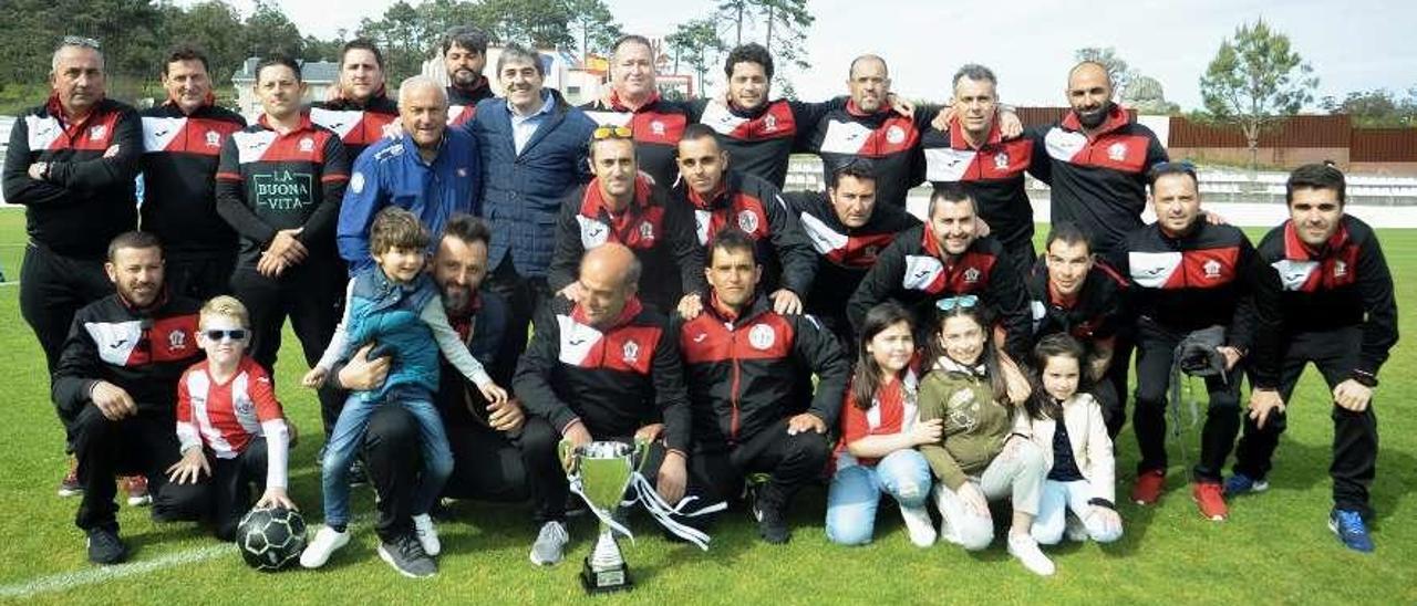 El Céltiga de veteranos fue homenajeado en el Salvador Otero tras firmar una temporada perfecta. // I.A.