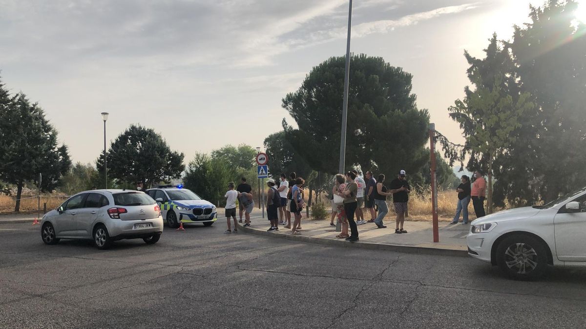 Los vecinos se dirigieron a la entrada de Soto de Viñuelas en cuanto salió el sol.