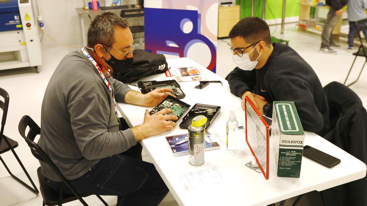 Una tarde en el Repair Café para dar una segunda vida a los objetos estropeados