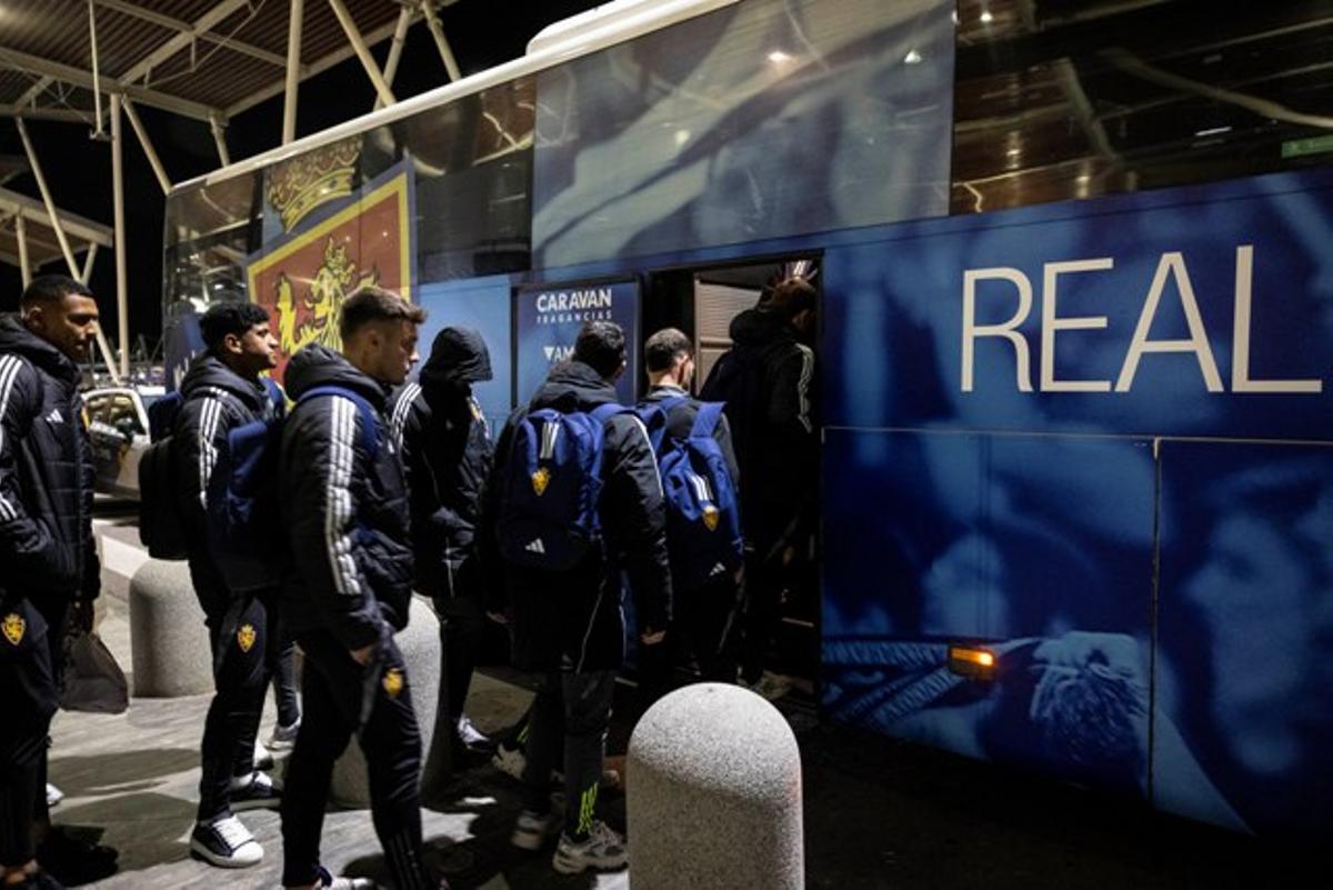 Miguel Ángel Ramírez, tapado con la capucha, a la llegada del Zaragoza al aeropuerto ante decenas de aficionados enfadados tras la goleada recibida en Almería.