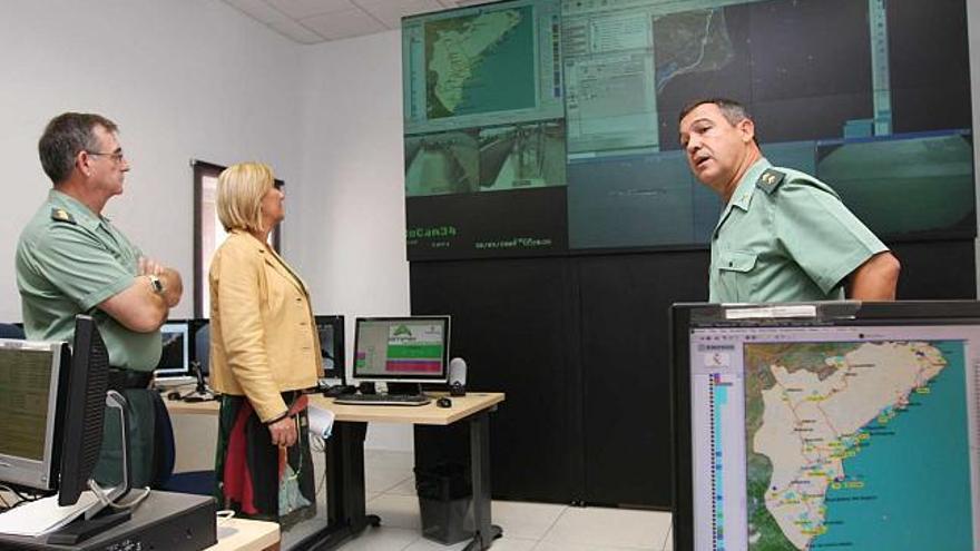 El teniente coronel Romero, a la derecha, explica el funcionamiento del SIVE en presencia de la subdelegada del Gobierno y el coronel jefe de la Guardia Civil