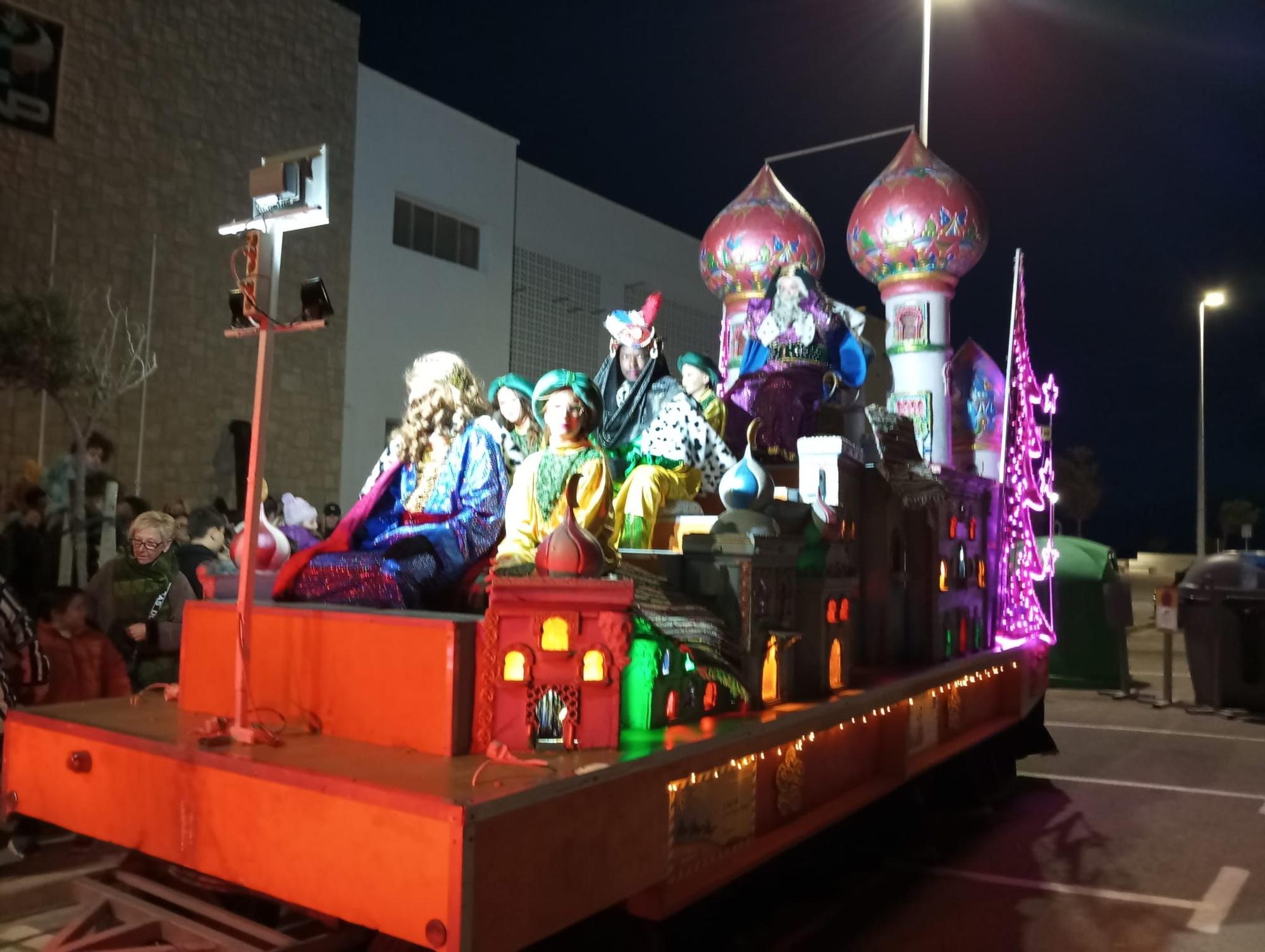 Los Reyes Magos reparten ilusión por los pueblos de la Ribera