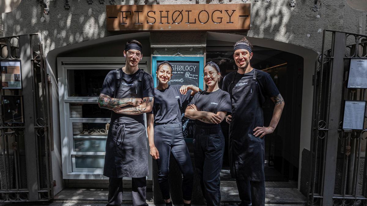 El equipo de Fishology, en la entrada del local.