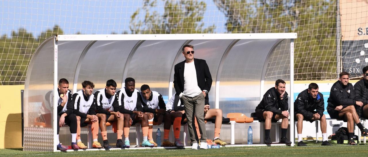 Mario Ormaechea, entrenador de la Penya Independent, en una imagen junto al banquillo del conjunto naranja en uno de sus partidos en el Municipal de Sant Miquel.