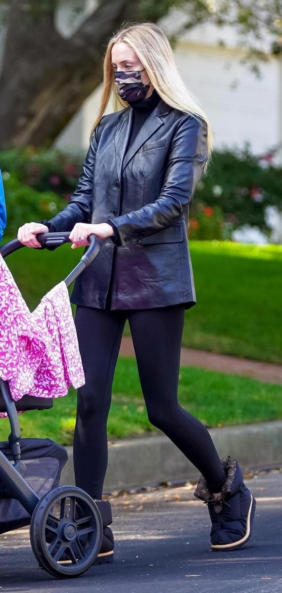 Sophie Turner con chaqueta de piel de MANGO