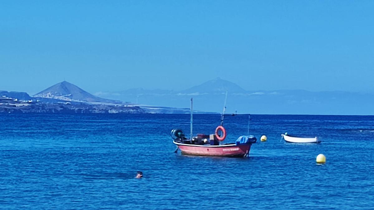 Pocas nubes y mucho viento, la previsión del tiempo para este lunes en Canarias. La Atalaya de Gáldar (izquierda) y El Teide vistos desde la playa de Las Canteras el domingo 8 de enero de 2023.