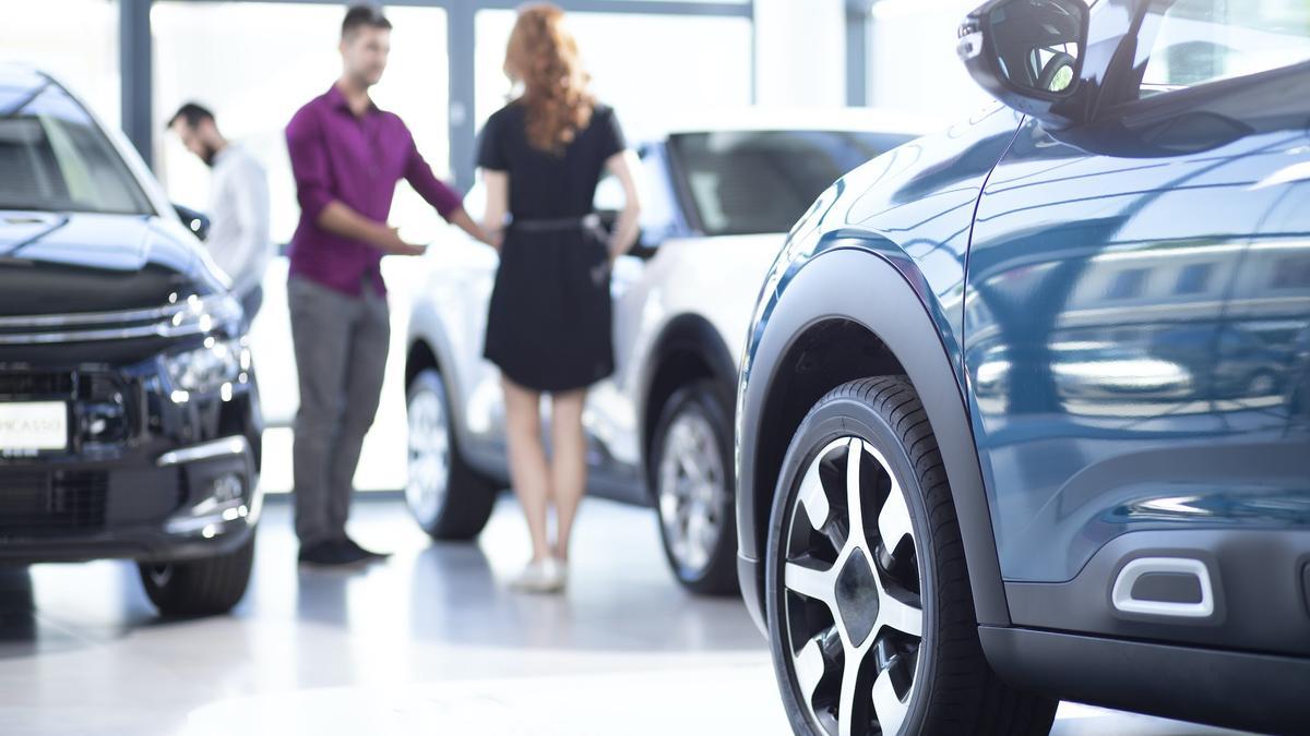 Coches nuevos en un concesionario