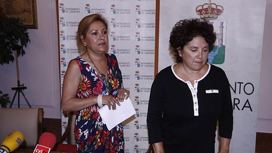 La alcaldesa, Rosa Valdeón, a la izquierda, junto a la concejala María Soledad Sánchez, tras la rueda de prensa.