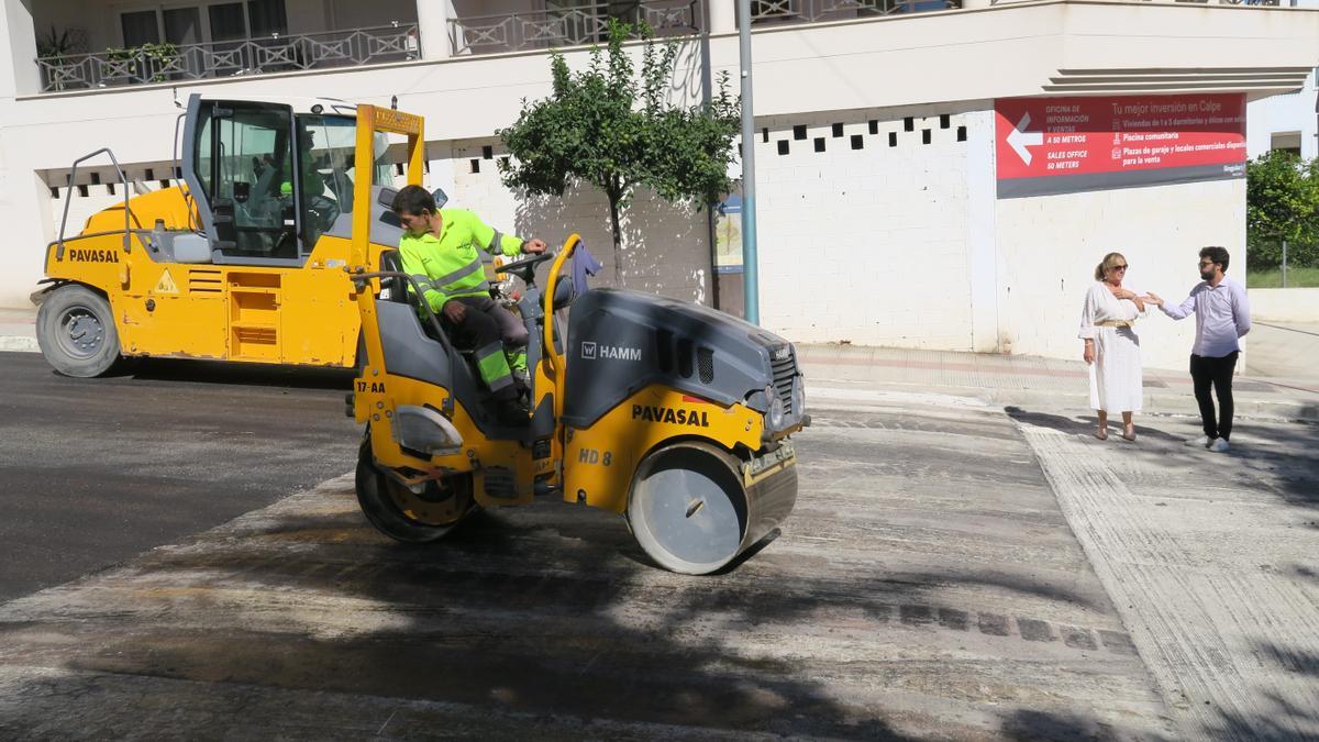 Las máquinas realizan el asfaltado en una de las calles de Calp.