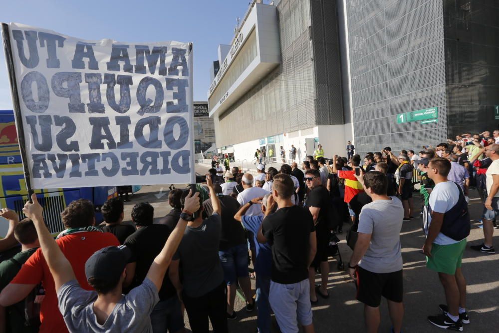 La afición recibe a los jugadores del Elche al grito de "mercenarios"