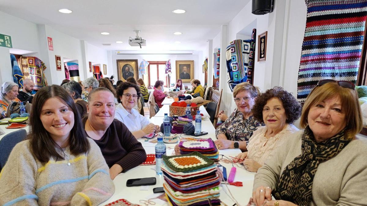 VÍDEO: Mantas para Ucrania: así es el Maratón Solidario de Crochet de Pola de Siero