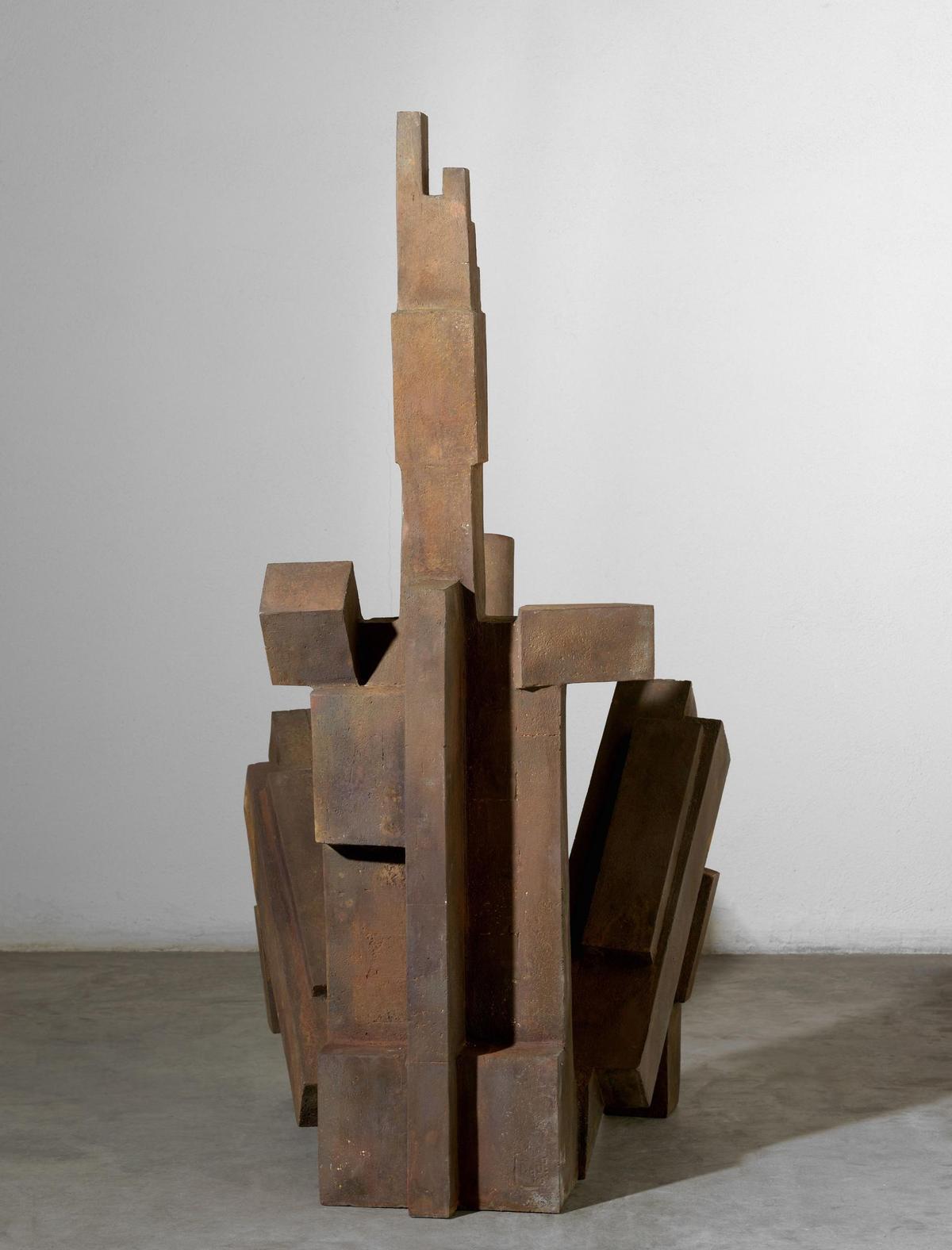 251126 EDUC Foto02 IVAM Miquel Navarro, Torre prisma piramidal, 2001, IVAM...rtista