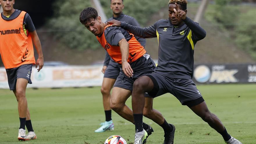 Aboubacar Bassinga ‘Abou’, del Juvenil A, presionado por Gabriel Palmero, con Sergi Cardona y Cristian Herrera al fondo, durante el entrenamiento de ayer en Barranco Seco. | | LP/DLP