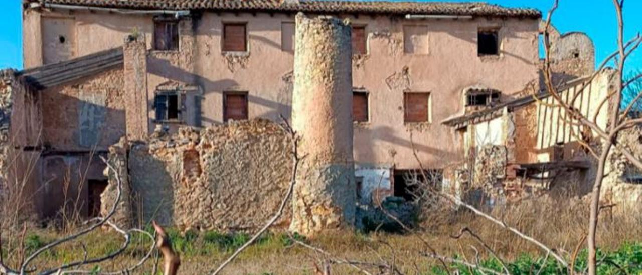 Las ruinas de Berfull en una vista lateral, el acceso principal tapiado y el vallado trasero que permite ver el estado de las casas. | PASCUAL FANDOS