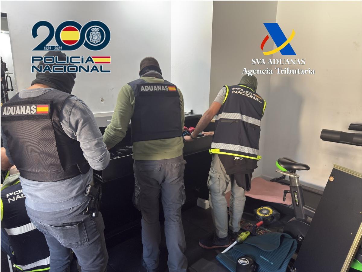 Los agentes, durante el operativo en una de las viviendas.