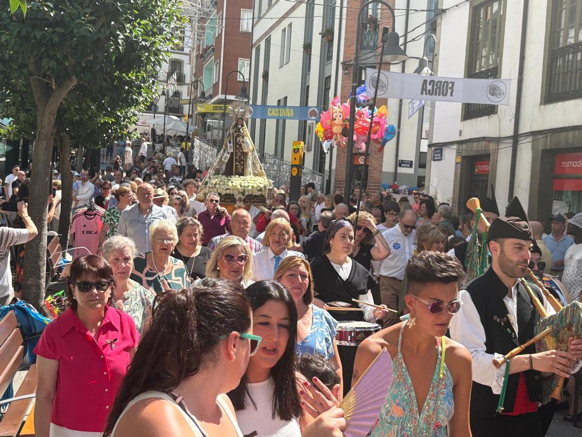 La pólvora acompañó a la primera procesión del Carmen en Cangas del Narcea