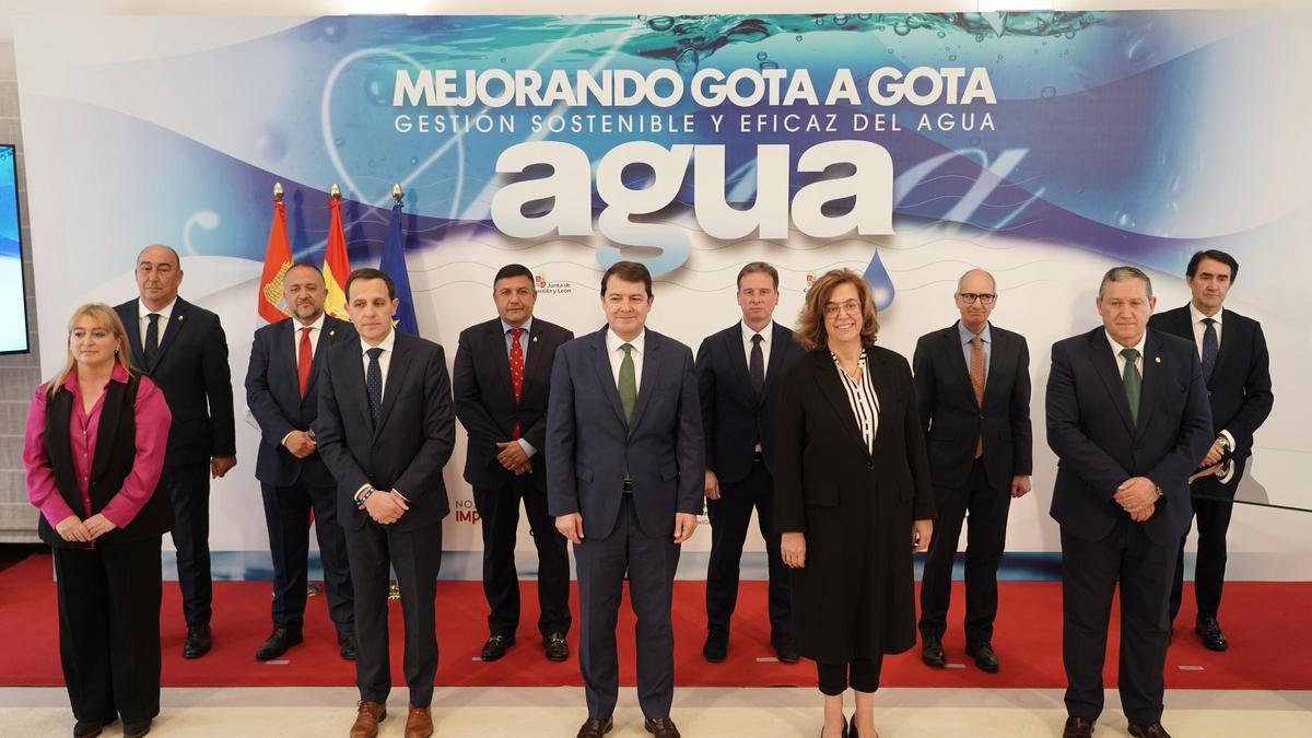 El presidente de la Junta , junto al consejero Quiñones y los nueve presidentes de la diputaciones de la comunidad, con el zamorano Javier Faúndez (segundo a la derecha).