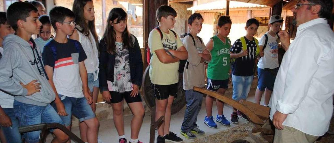 Los alumnos de Valle Inclán durante la visita al museo Quinteiro de Temperán en O Grove. // Muñiz