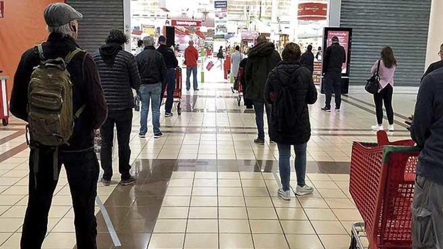 Colas de clientes para acceder a una gran superficie de Mallorca, ayer por la tarde.