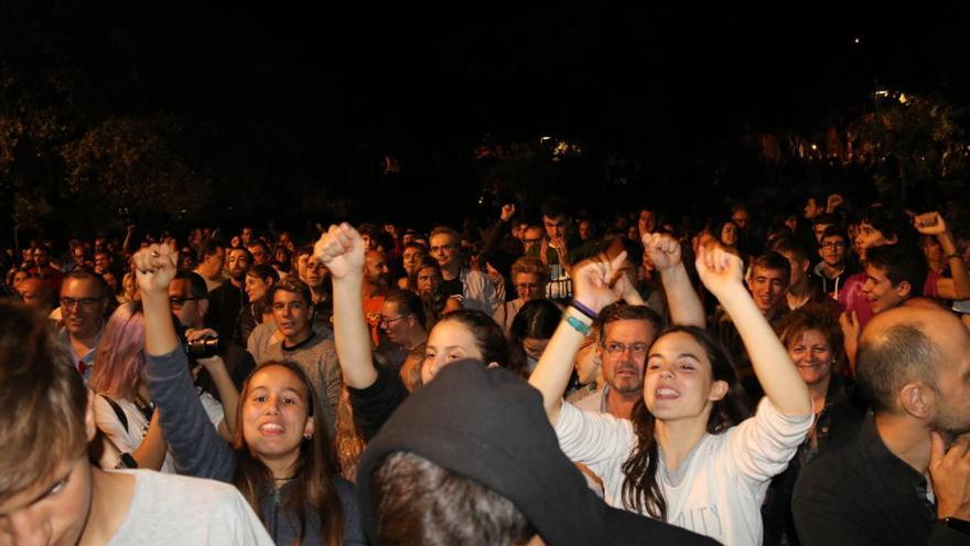 Alguns dels assistents a la plaça de l&#039;institut Ramon Muntaner