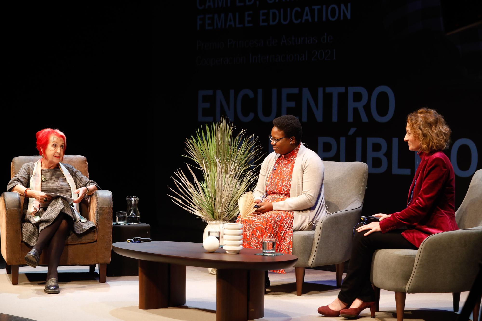 Lucas Lake y Fiona Mavhinga, de CAMFED, en el Palacio Valdés de Avilés: "Sólo puedes soñar cuando puedes estudiar"