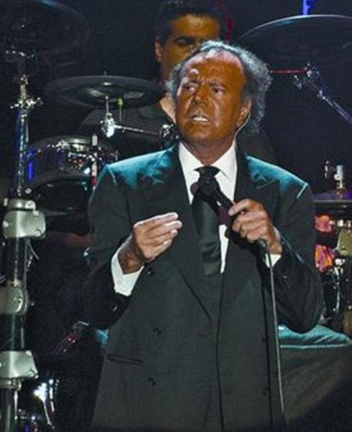 Julio Iglesias, dimecres a la nit, al Jardins de Pedralbes. Julio Iglesias, dimecres a la nit, al Jardins de Pedralbes.