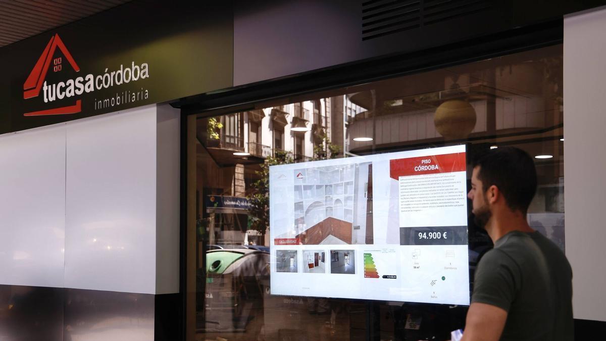Escaparate de una inmobiliaria en Córdoba capital.