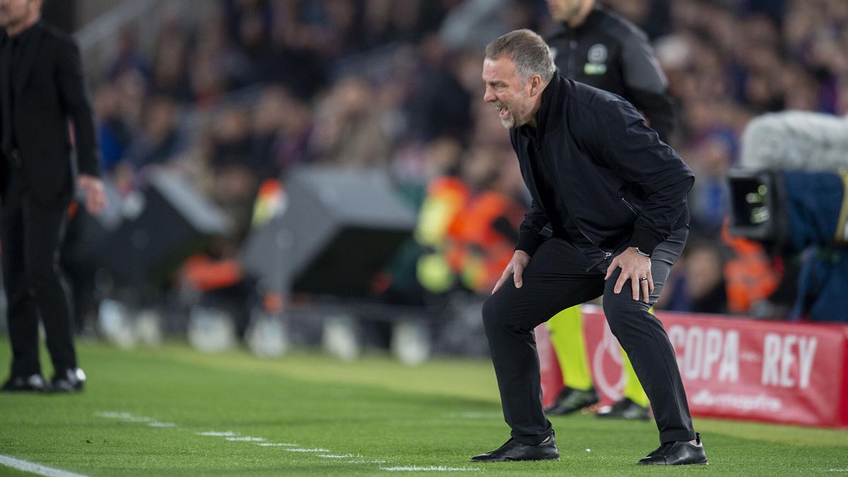 Hansi Flick sufriendo en la banda durante el partido de vuelta de las semifinales de la Copa del Rey entre el FC Barcelona y el Atlético de Madrid.