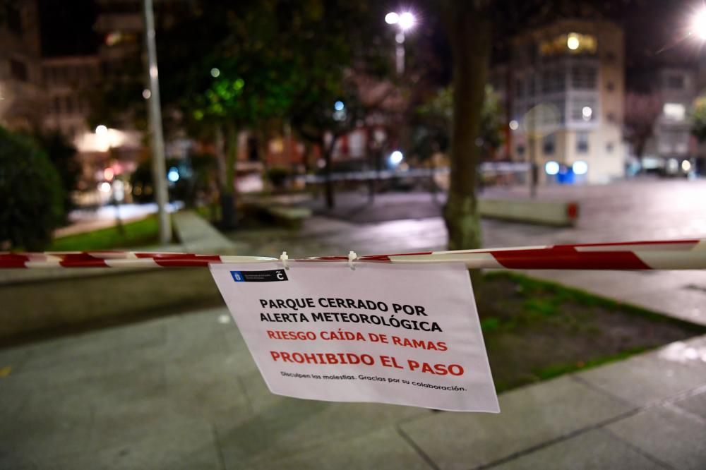 El temporal en A Coruña obliga a cerrar parques y