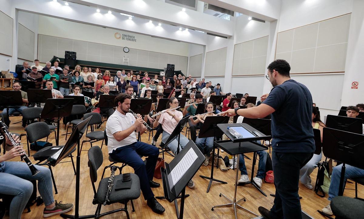 Primer ensayo general del coro y la orquesta de la misa del papa en el Puerto de Santa Cruz de Tenerife
