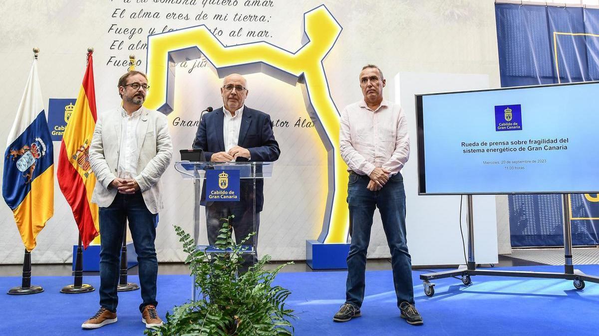 Antonio Morales, en el centro de la imagen, este mièrcoles durante su comparecencia en el Cabildo