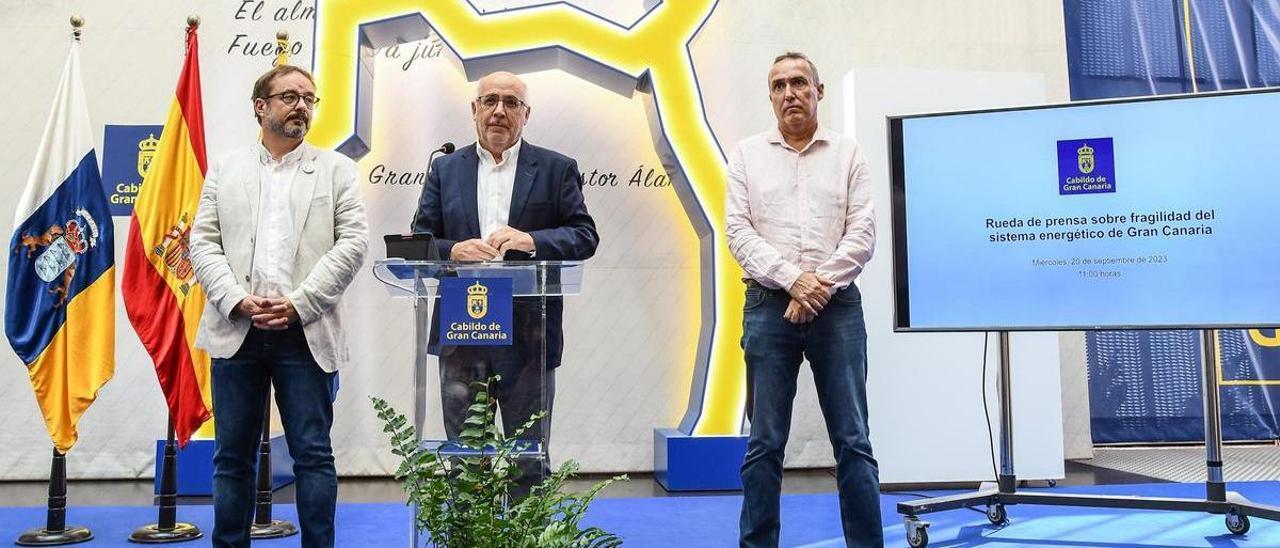 Antonio Morales, en el centro de la imagen, este mièrcoles durante su comparecencia en el Cabildo