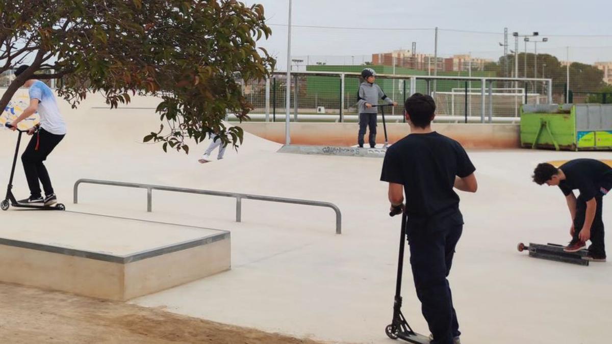 Numerosos aficionados son usuarios del nuevo ‘skatepark’ de Benicàssim.  | EVA BELLIDO