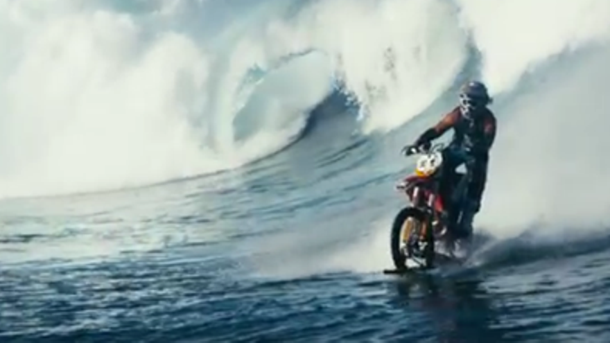 Robbie Maddison fent surf amb una moto.