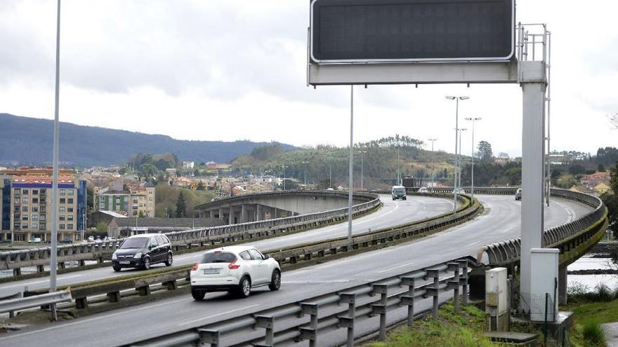 Muere atropellado en la AP-9 tras bajarse de su coche para pedir ayuda