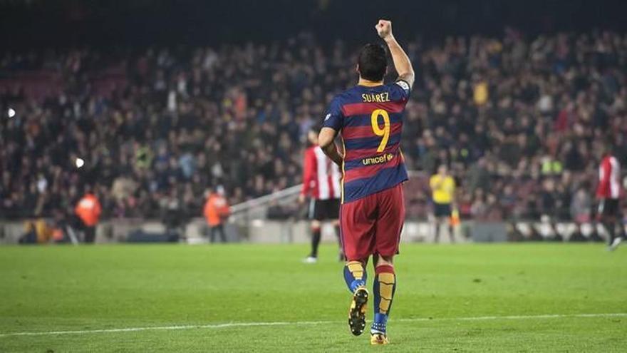 Luis Suárez celebra el primer gol.