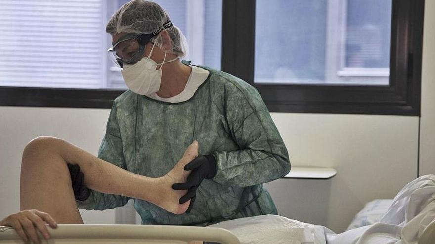 Servei de fisioteràpia a un malalt de covid a l&#039;UCI de l&#039;Hospital Sant Joan de Déu, de Manresa