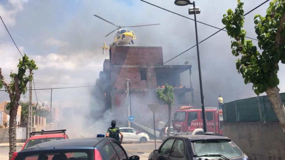 El incendio se declara en un edificio okupado en Es Viver