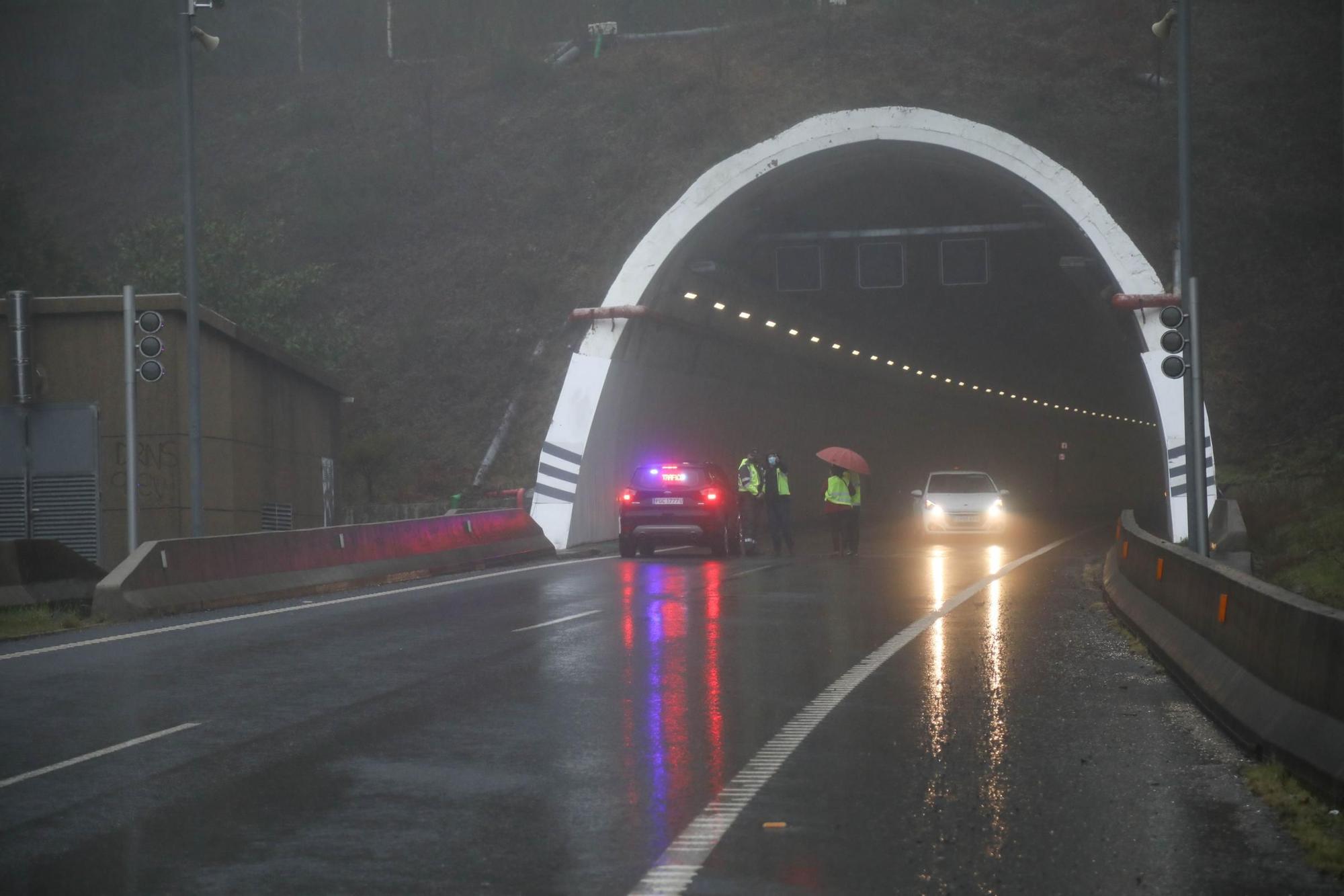 Arde un camión en el túnel de A Cañiza y colapsa la circulación